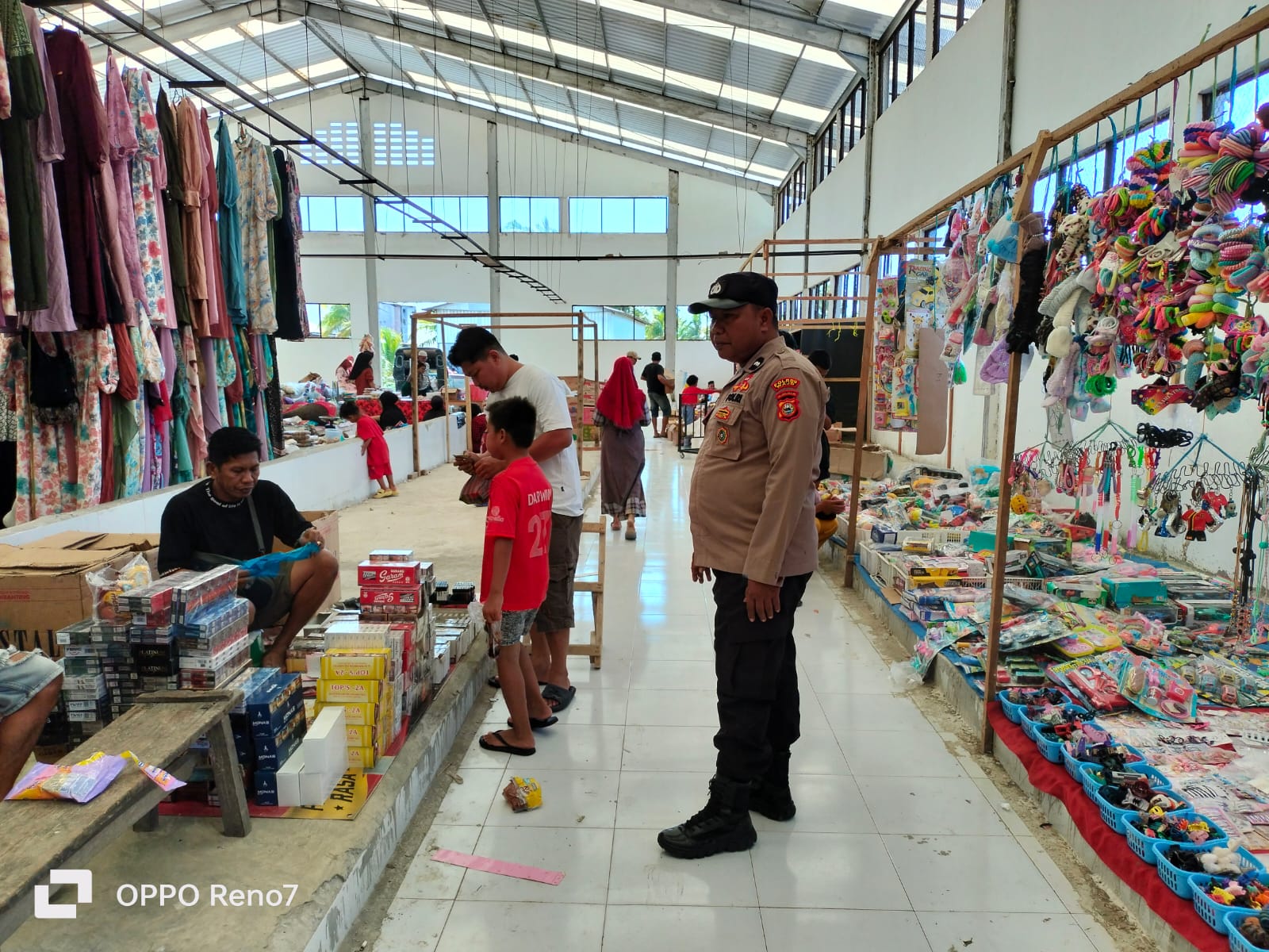 Binmas Polsek Sajoanging Polres Wajo Monitoring dan Pengamanan di Pasar Rakyat Jalang