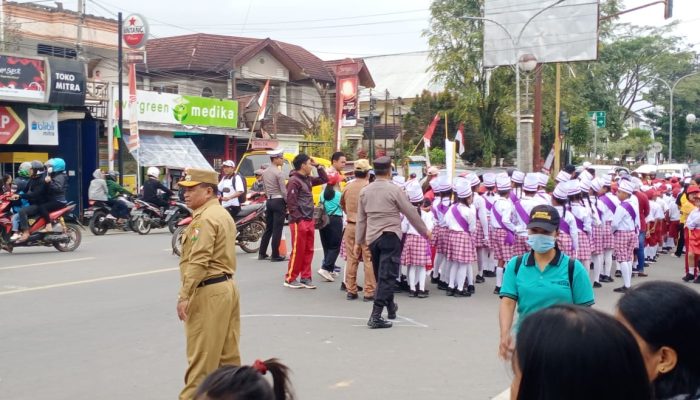 Puluhan Personel Polres Toraja Utara Diturunkan Amankan Lomba Gerak Jalan Kreatif, Drum Band dan Marching Band Rangkaian HUT RI Ke 78