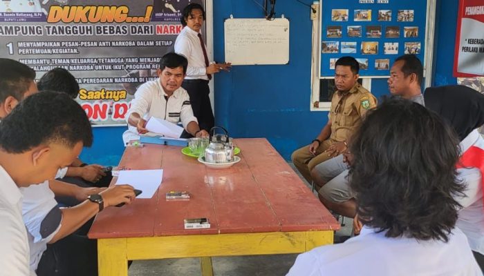 Satres Narkoba Polres Luwu Sosialisasi Penanganan Perkara di Posko Kampung Tangguh Bebas Narkoba, Iptu Abdianto : Posko Ini Merupakan Tempat Diskusi Bersama