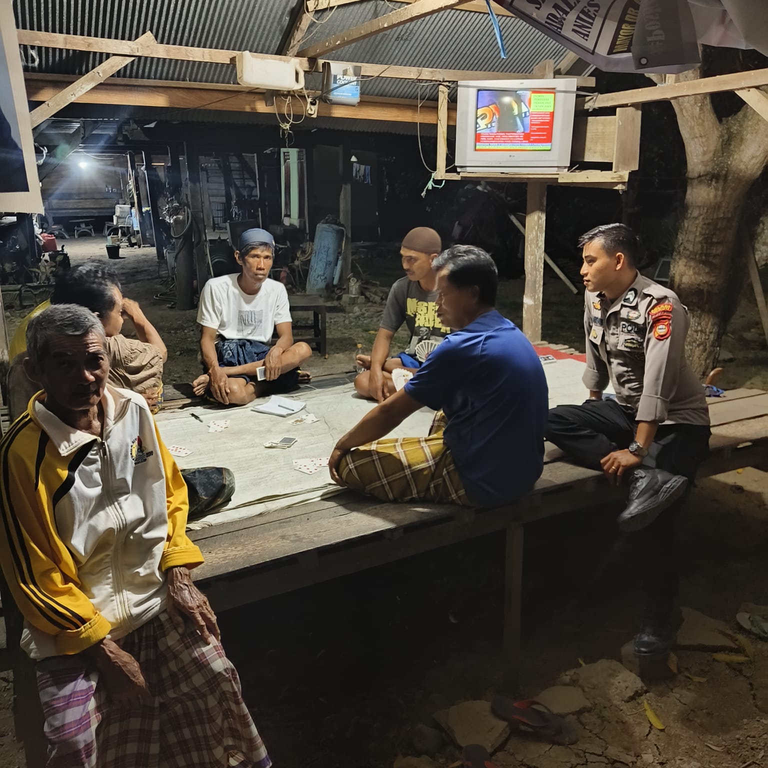 Antisipasi Terjadinya Gangguan Kamtibmas, Personel Polsek Belawa Polres Wajo Melaksanakan Patroli Blue Light