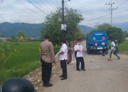 Temukan Alat Suntik Berserakan, Personil Polres Palopo Bersama Petugas Puskesmas Lakukan Pembersihan