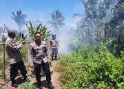 Kapolsek Watang Sawitto Pimpin Pemadaman Kebakaran Lahan Bersama Damkar dan Warga