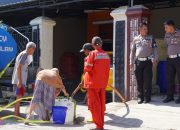 Personel Ditlantas Polda Sulsel Bagi Air Bersih ke Warga yang Membutuhkan