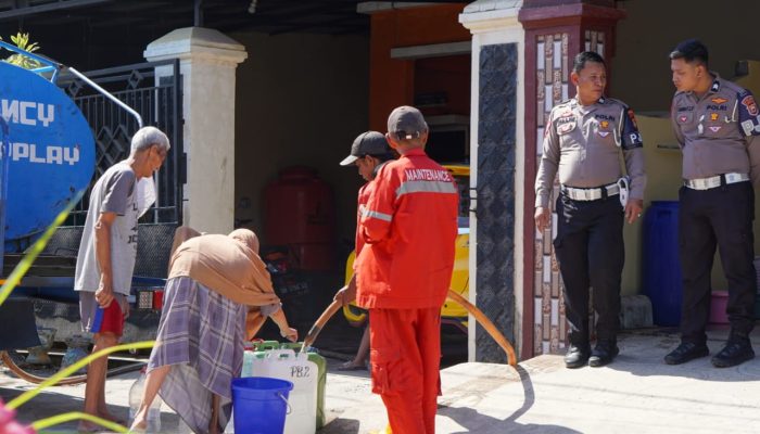 Personel Ditlantas Polda Sulsel Bagi Air Bersih ke Warga yang Membutuhkan