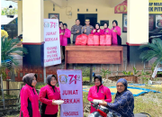 Jumat Berkah, Kapolsek Bersama Ketua Bhayangkari Ranting Polsek Pitu Riase Berbagi Kepada Warga