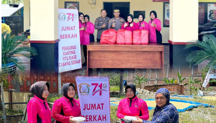 Jumat Berkah, Kapolsek Bersama Ketua Bhayangkari Ranting Polsek Pitu Riase Berbagi Kepada Warga