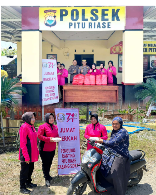 Jumat Berkah, Kapolsek Bersama Ketua Bhayangkari Ranting Polsek Pitu Riase Berbagi Kepada Warga