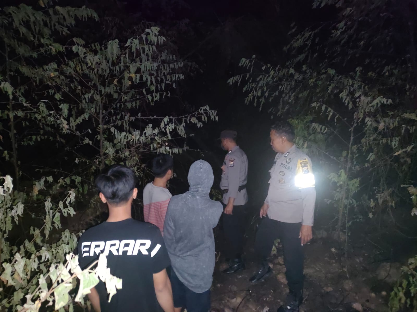 Gerak Cepat, Polsek Watang Pulu Polres Sidrap Bersama Inkait Padamkan Titik Api di Gunung Lawawoi