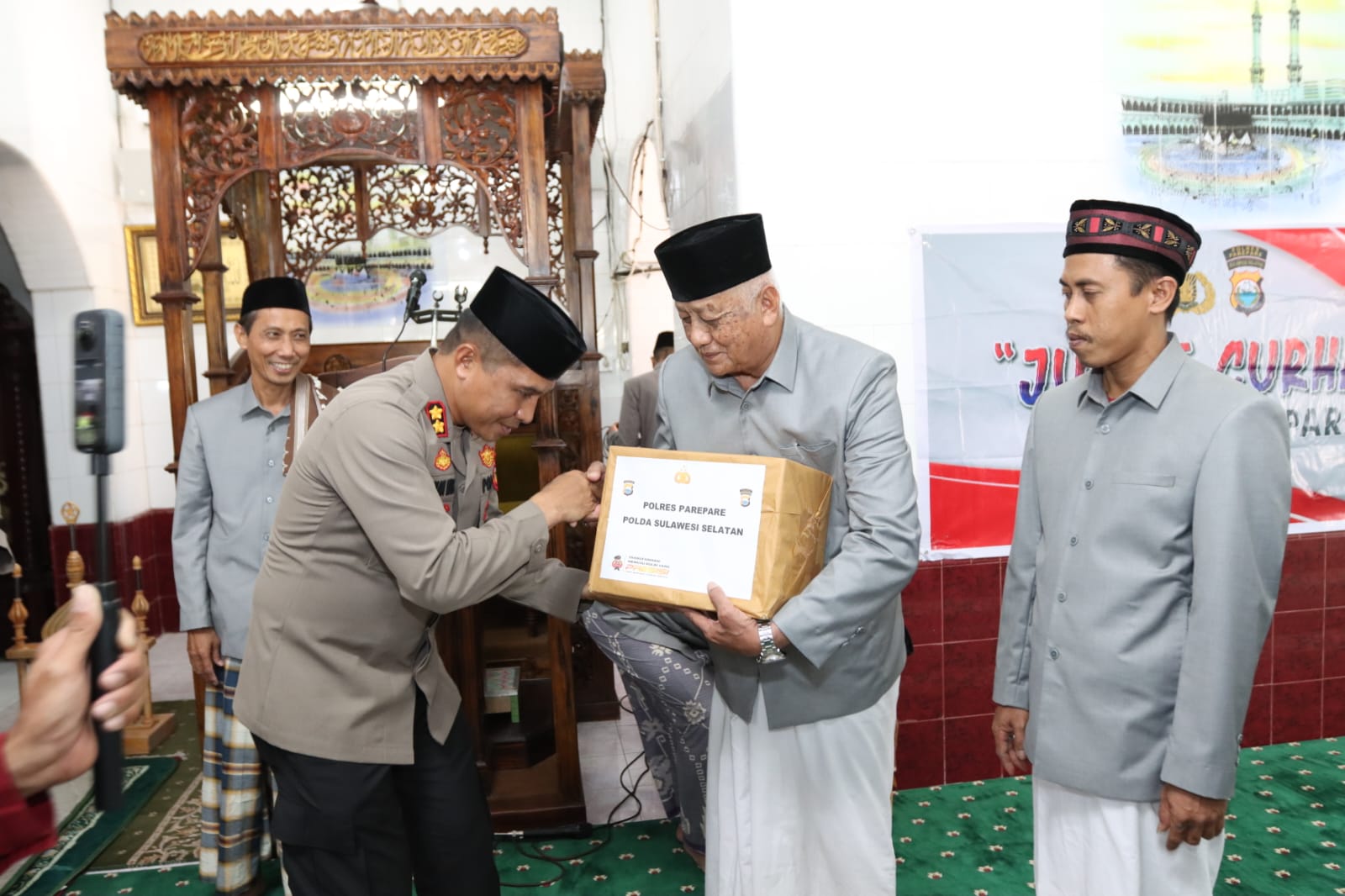 Kapolres Parepare Gelar Jumat Curhat Bersama Tokoh Agama di Masjid Raya Parepare.