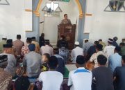 Kapolsek Majauleng Laksanakan Shalat Jum’at Berjamaah di Masjid Al Ikhlas Tobaliu Rumpia