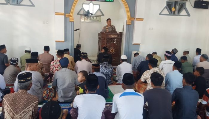 Kapolsek Majauleng Laksanakan Shalat Jum’at Berjamaah di Masjid Al Ikhlas Tobaliu Rumpia