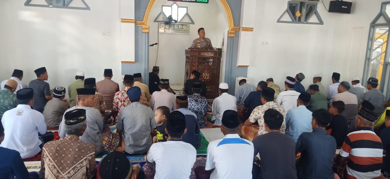 Kapolsek Majauleng Laksanakan Shalat Jum'at Berjamaah di Masjid Al Ikhlas Tobaliu Rumpia