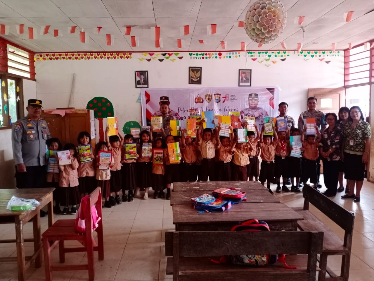 Rawat Budaya Literasi, Polres Toraja Utara Distribusikan Ribuan Buku Tulis dan Buku Bacaan