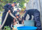 Brimob Pare-Pare Berkolaborasi PDAM Salurkan Air Bersih Ke warga Terdampak Kekeringan