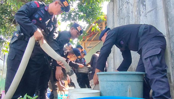 Brimob Pare-Pare Berkolaborasi PDAM Salurkan Air Bersih Ke warga Terdampak Kekeringan