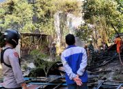 Personel Polsek Tempe Polres Wajo Datangi TKP Kebakaran di Teddaopu Yang Diduga Dilakukan ODGJ