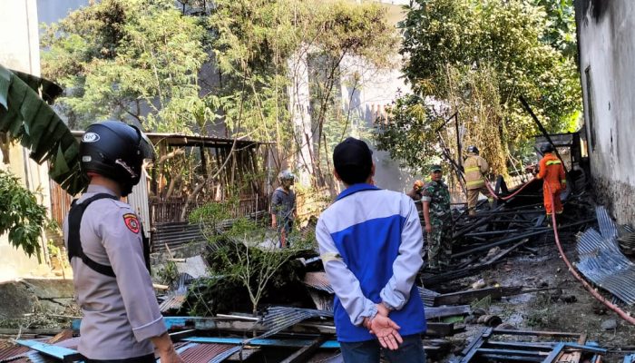 Personel Polsek Tempe Polres Wajo Datangi TKP Kebakaran di Teddaopu Yang Diduga Dilakukan ODGJ