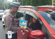 Satlantas Polres Bone Bagikan Brosur Operasi Zebra ke Pengendara
