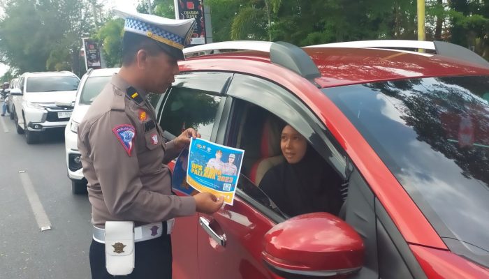 Satlantas Polres Bone Bagikan Brosur Operasi Zebra ke Pengendara