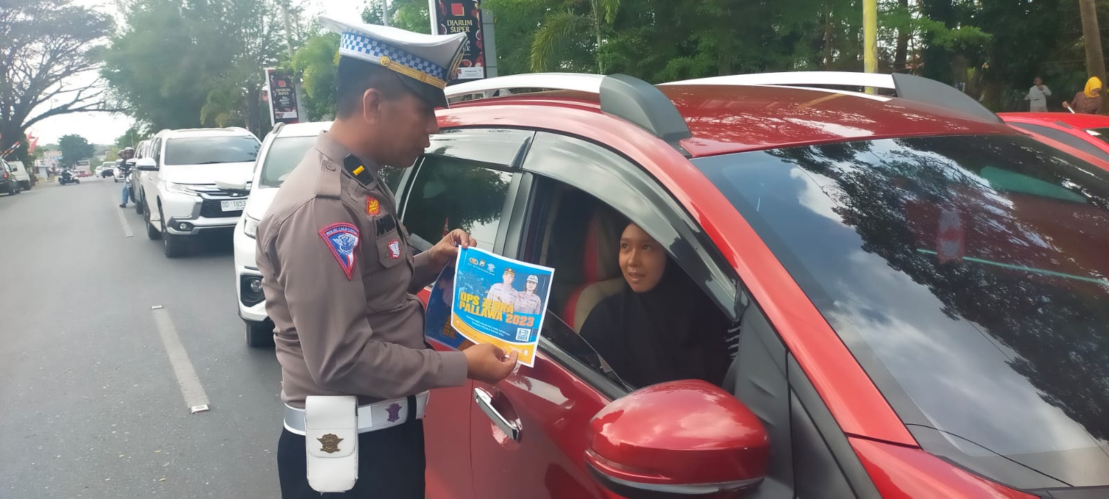 Satlantas Polres Bone Bagikan Brosur Operasi Zebra ke Pengendara
