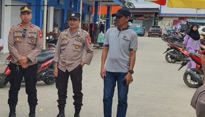 Kapolsek Sabbangparu Bersama Lurah Sompe dan Babinsa Turun Melakukan Patroli dan Beri Himbauan ke Warga di Pasar