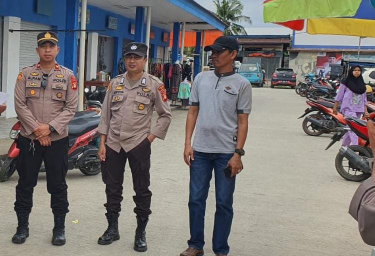 Kapolsek Sabbangparu Bersama Lurah Sompe dan Babinsa Turun Melakukan Patroli dan Beri Himbauan ke Warga di Pasar