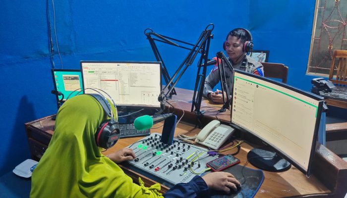 Hari Ke-2 Ops Zebra 2023, Sat Lantas Polres Sinjai Sosialisasi Tertib Berlalulintas Lewat Siaran Radio
