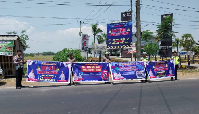 Ops Zebra, Sat Lantas Polres Gowa Himbau Masyarakat Tertib Berlalu Lintas Dengan Menggunakan Spanduk