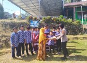 Peduli Budaya Literasi, Polwan Polres Sinjai Serahkan Buku Bacaan dan Al-Qur’an Dipesantren
