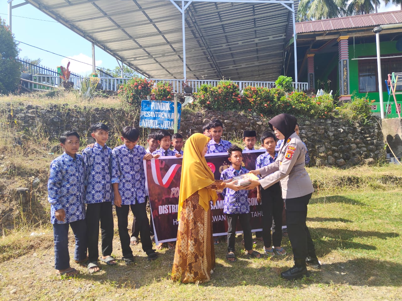 Peduli Budaya Literasi, Polwan Polres Sinjai Serahkan Buku Bacaan dan Al-Qur'an Dipesantren