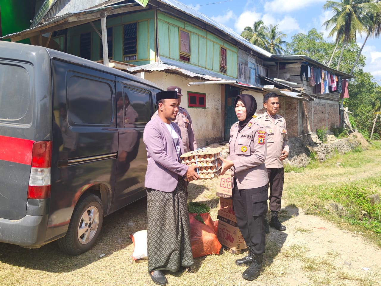 Peduli Sesama, Program Seribu Polres Sinjai Berikan Bantuan Sembako Ke Pondok Pesantren.