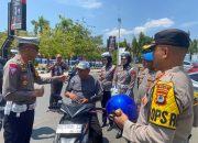 Hari Ketiga Operasi Zebra, Kapolres Wajo Pimpin Pembagian Helm Kepada Pengendara