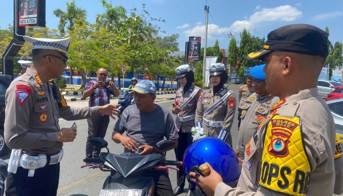 Hari Ketiga Operasi Zebra, Kapolres Wajo Pimpin Pembagian Helm Kepada Pengendara