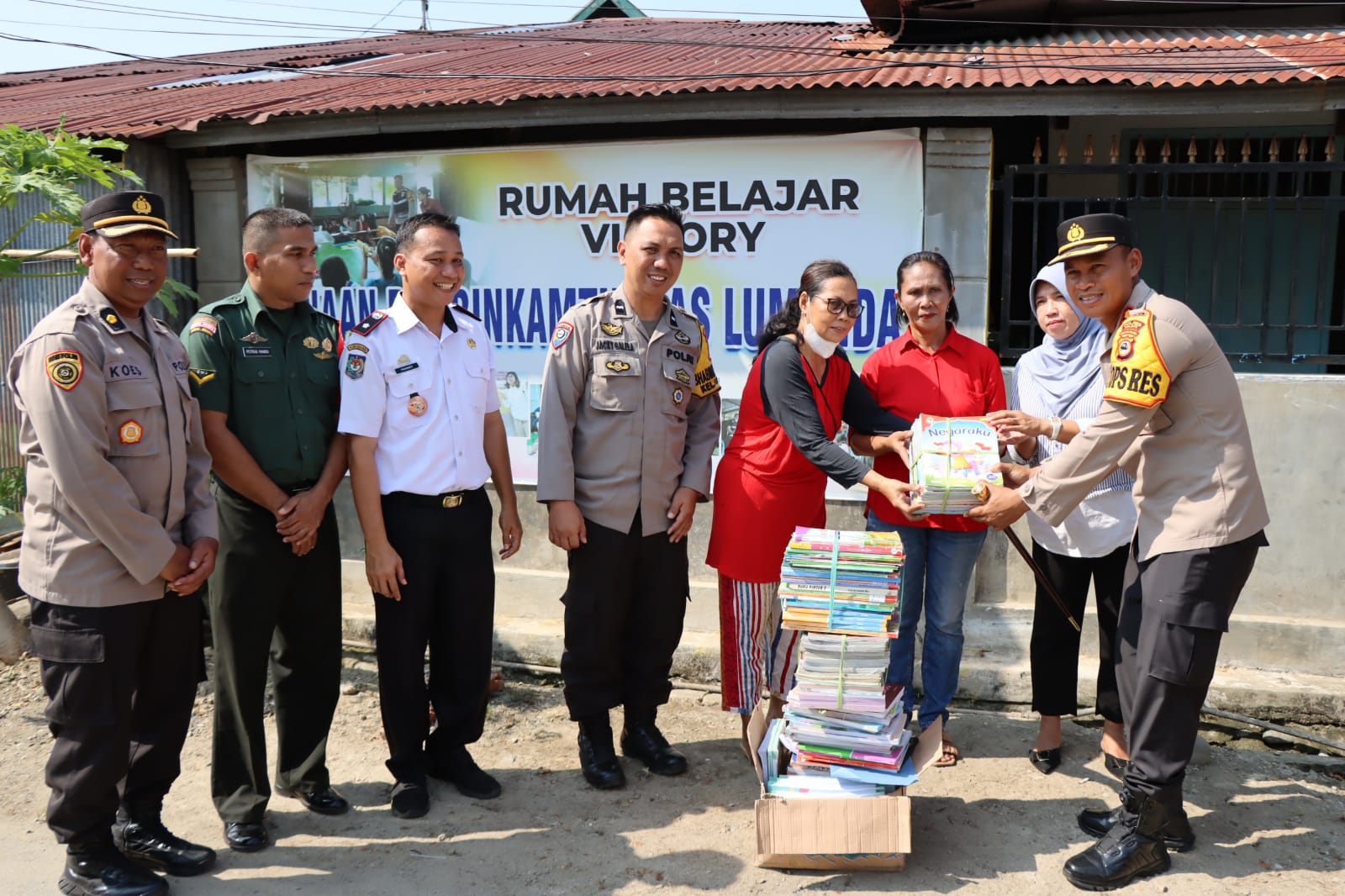 Kapolres Palopo Pimpin Penyaluran Buku Ke Rumah Belajar Victory, Ini Tujuannya