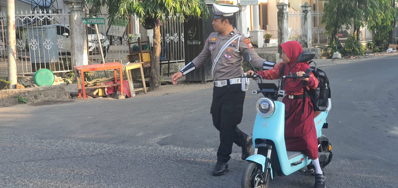 Personil Unit Lalulintas Polsek Watang Sawitto Lakukan PAM Gatur Lalin