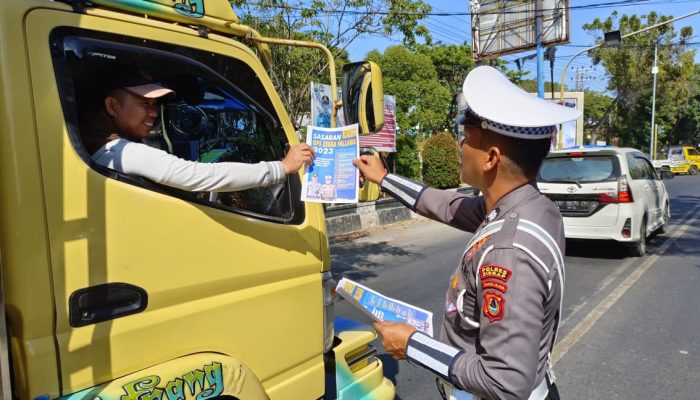 Hari ke-4 Ops Zebra Pallawa 2023, Sat Lantas Polres Sidrap Lakukan Kampanye Tertib Lalin Dan Bagi Brosur ke Pengendara