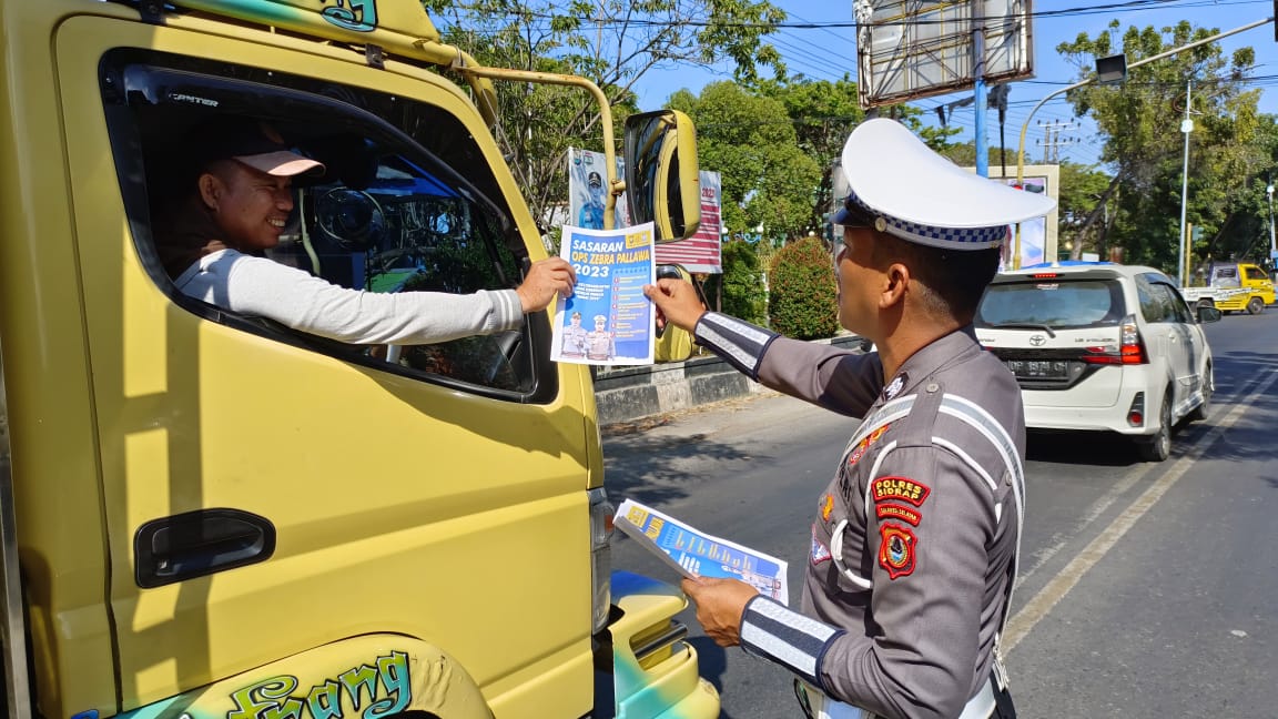 Hari ke-4 Ops Zebra Pallawa 2023, Sat Lantas Polres Sidrap Lakukan Kampanye Tertib Lalin Dan Bagi Brosur ke Pengendara
