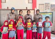 Wujud Peduli Budaya Literasi, Polwan Polres Sinjai Kembali Bagi- Bagi Buku Bacaan dan Al-Qur’an.