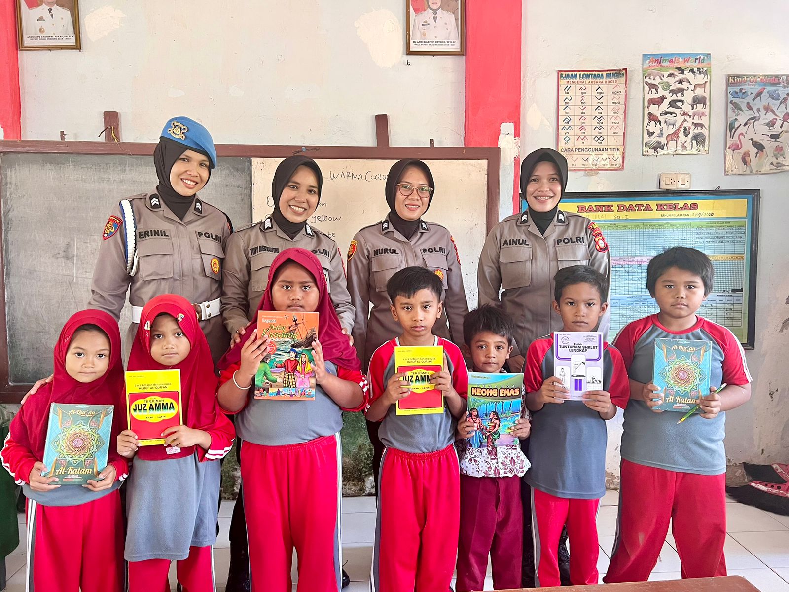 Wujud Peduli Budaya Literasi, Polwan Polres Sinjai Kembali Bagi- Bagi Buku Bacaan dan Al-Qur'an.