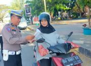 Ops Zebra Hari Keempat, Polantas Bone Kampanye Keselamatan Bagi Brosur dan Stiker