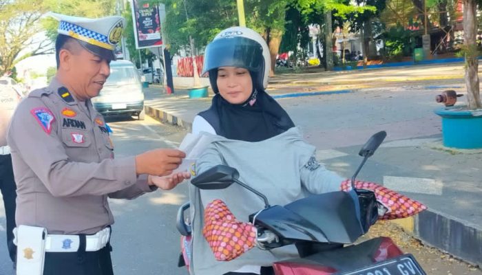 Ops Zebra Hari Keempat, Polantas Bone Kampanye Keselamatan Bagi Brosur dan Stiker