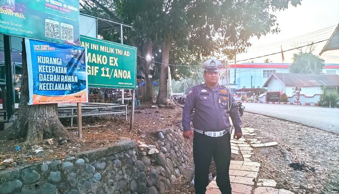 Ops Zebra, Satlantas Polres Bone Pasang Spanduk Imbauan Di Titik Rawan Laka Lantas