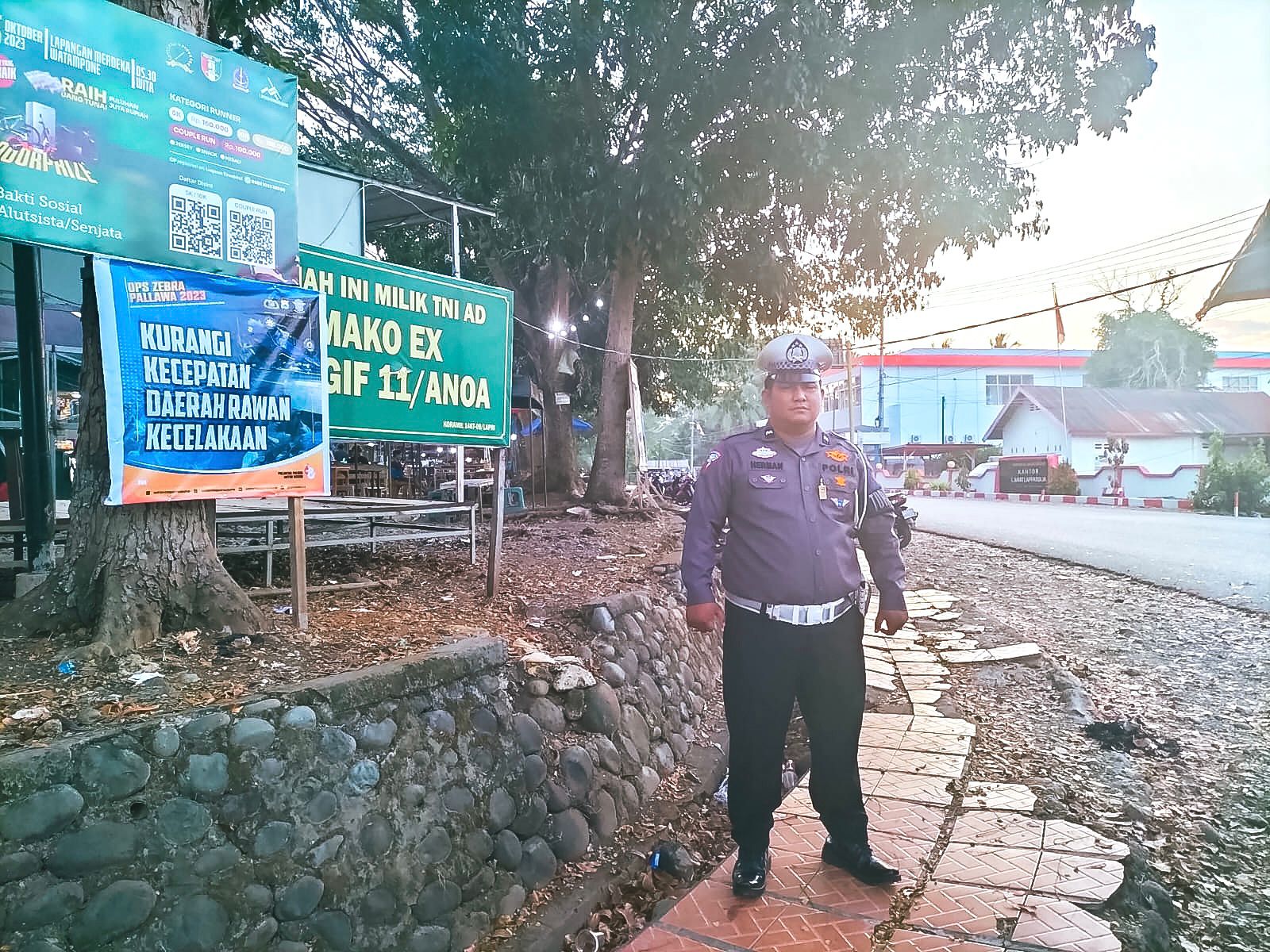 Ops Zebra, Satlantas Polres Bone Pasang Spanduk Imbauan Di Titik Rawan Laka Lantas