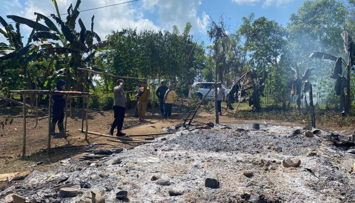 Kapolsek Keera Bersama Anggotanya Datangi TKP Kebakaran Rumah Kebun di Awo