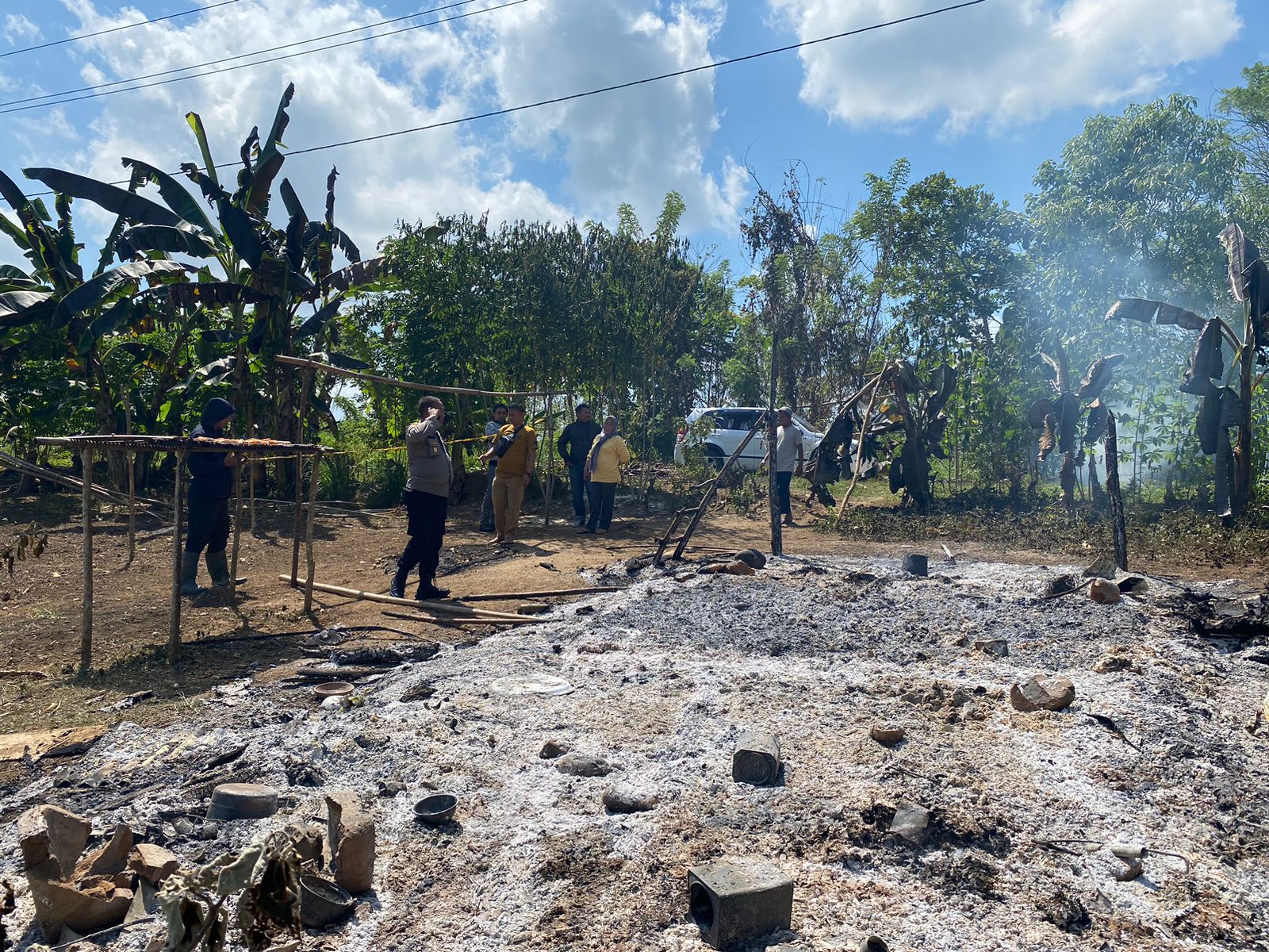 Kapolsek Keera Bersama Anggotanya Datangi TKP Kebakaran Rumah Kebun di Awo