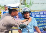 Edukasi Pengendara Motor, Polantas Bone Bagikan Helm Gratis di Hari Ke-5 Ops Zebra