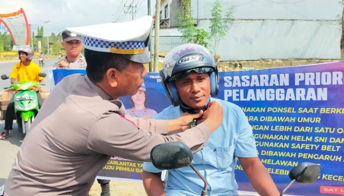Edukasi Pengendara Motor, Polantas Bone Bagikan Helm Gratis di Hari Ke-5 Ops Zebra