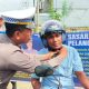 Edukasi Pengendara Motor, Polantas Bone Bagikan Helm Gratis di Hari Ke-5 Ops Zebra