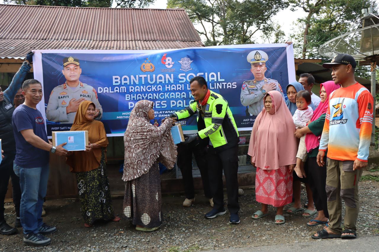 HUT Lalulintas Bhayangkara Ke 68, Kapolres Palopo Salurkan Bantuan Ke Kaum Duafa
