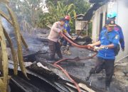 Personil Polsek Pitumpanua Polres Wajo Sigap Bantu Korban Kebakaran Rumah di Desa Marannu